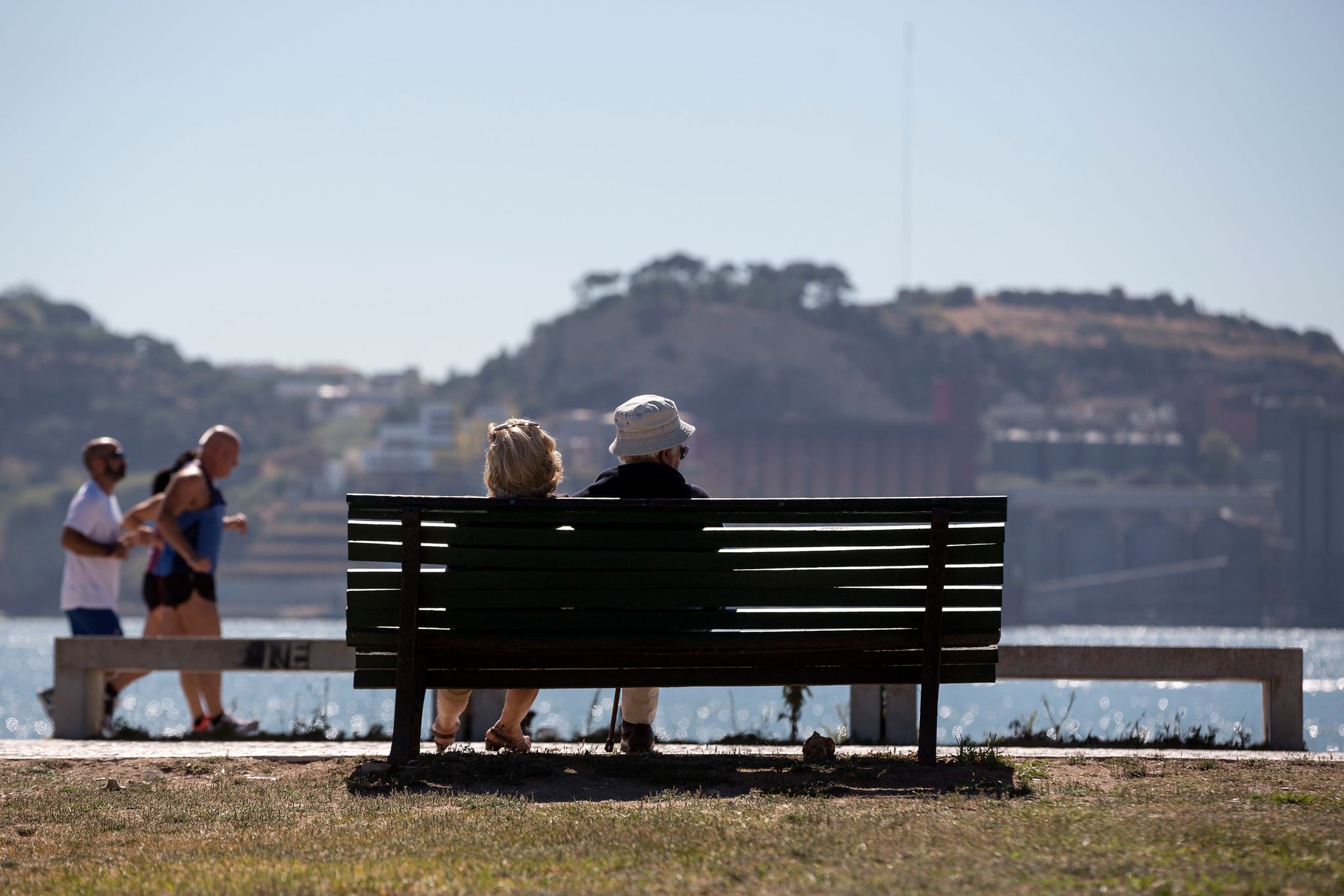 Aposentados sentados em um banco: saiba como se aposentar e morar em Portugal