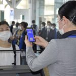 Japonesa confere passaporte em aeroporto no Japão: países abertos aos brasileiros na pandemia, saiba mais!