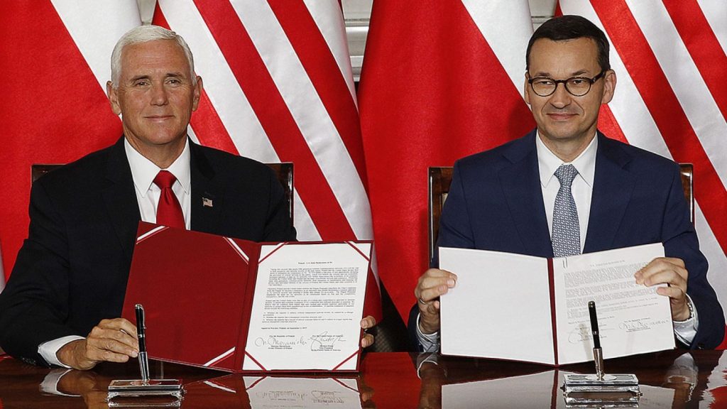 Políticos durante acordo entre EUA e Polônia