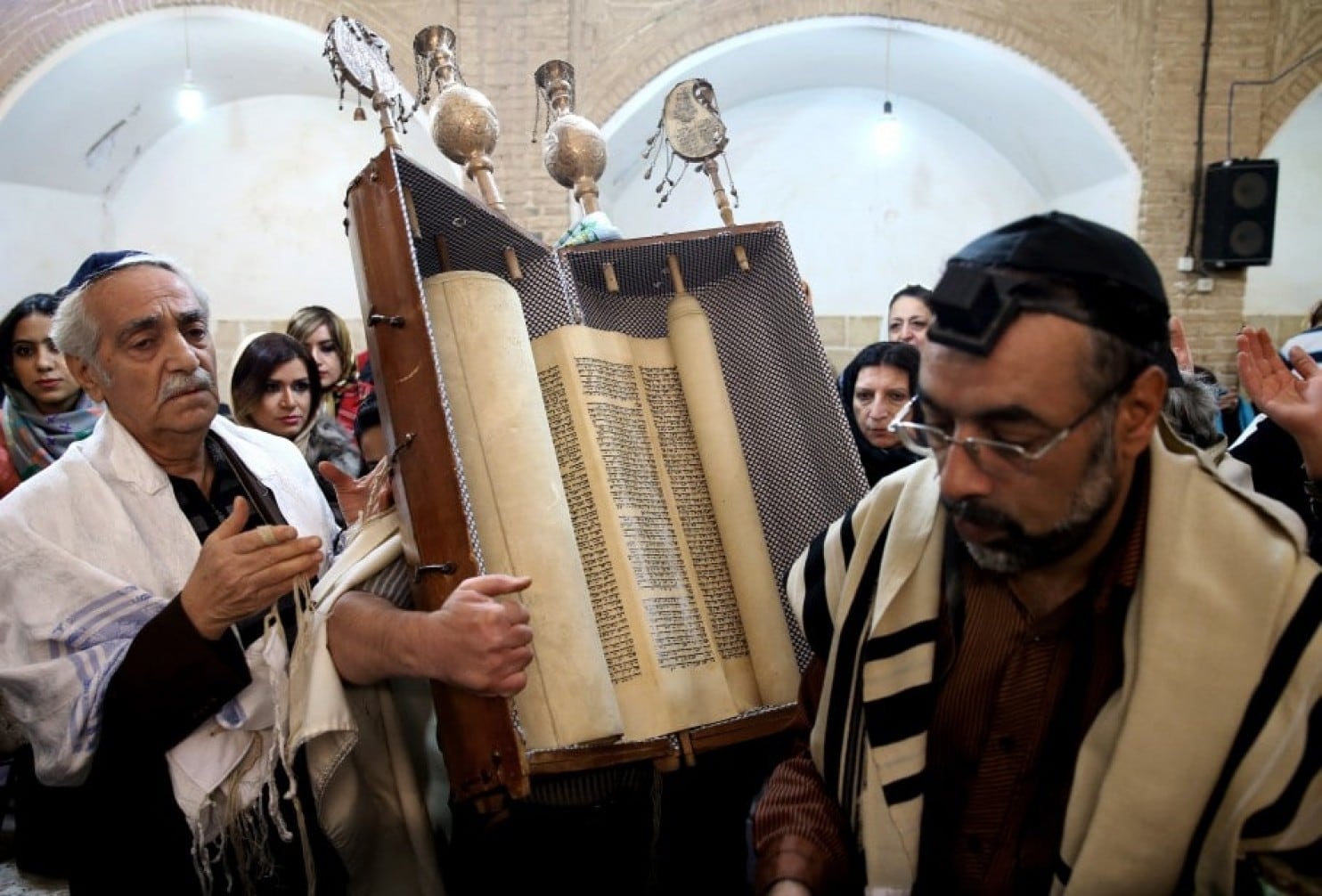 Sefaraditas em uma sinagoga seguram o Sefer Torá; judeus sefaraditas: conheça a sua origem!