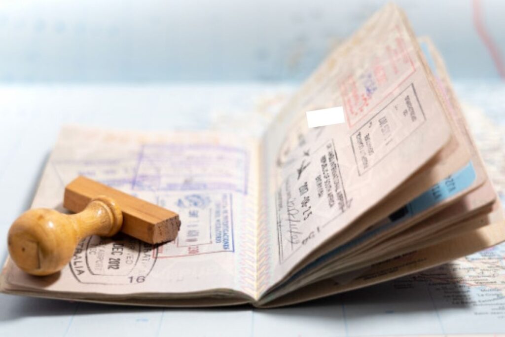 Passaporte e carimbo: existem passaportes mais poderosos do que outros ao redor do mundo(Foto: Freepik)