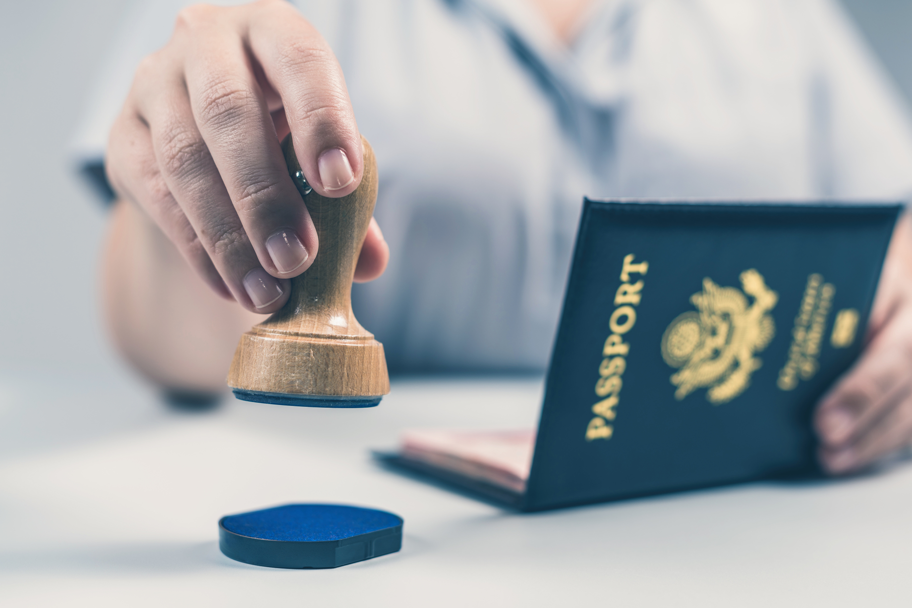 Documento é carimbado; passaporte: qual devo usar se tiver dupla nacionalidade?