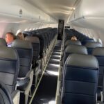 Poucos passageiros são vistos dentro de avião; pandemia adia projetos no exterior: como proceder?
