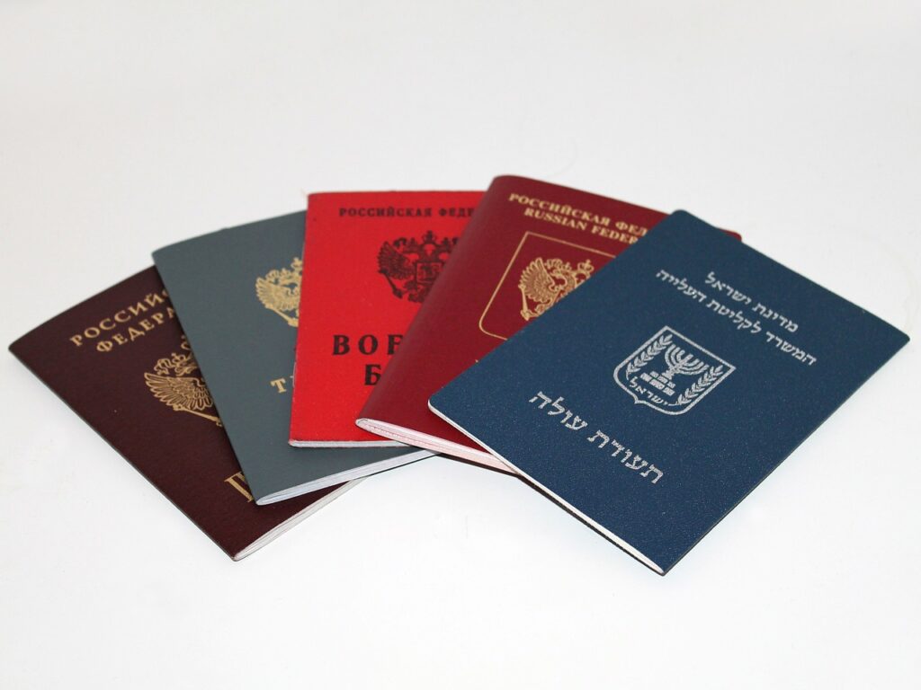 Passaportes diferentes: é normal que haja confusão quando o assunto é solicitação de cidadania estrangeira 