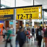 Pessoas e placas são vistas em aeroporto: o que é preciso levar ao viajar ao exterior?