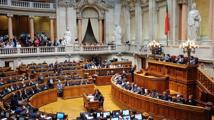 Parlamento português durante votação: se você está pensando em se mudar para Portugal, consulte a DocMundo.