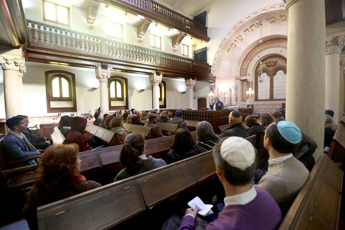 Judeus em sinagoga de Lisboa, Portugal: sefaraditas estiveram em território português antes das expulsões