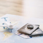 Passaportes ao lado de miniatura de avião e de mapa-mundi: saiba quais países aceitam cidadania por casamento