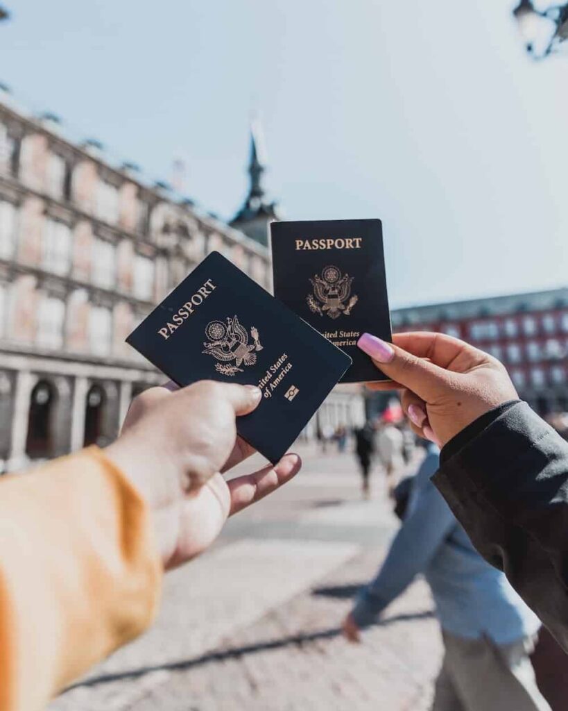Pessoas exibem seus passaportes em local público: documentos estão entre os itens principais da sua viagem.