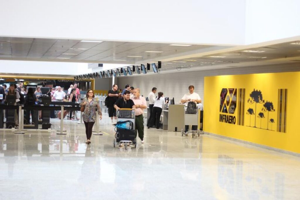 Passageiros em aeroporto do Brasil: mais de 3 milhões de brasileiros já vivem no exterior