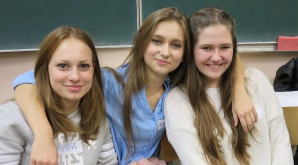 Estudantes polonesas sorriem em foto em escola da Polônia: país foi devastado pela guerra e se tornou, pouco tempo depois, uma potência na educação