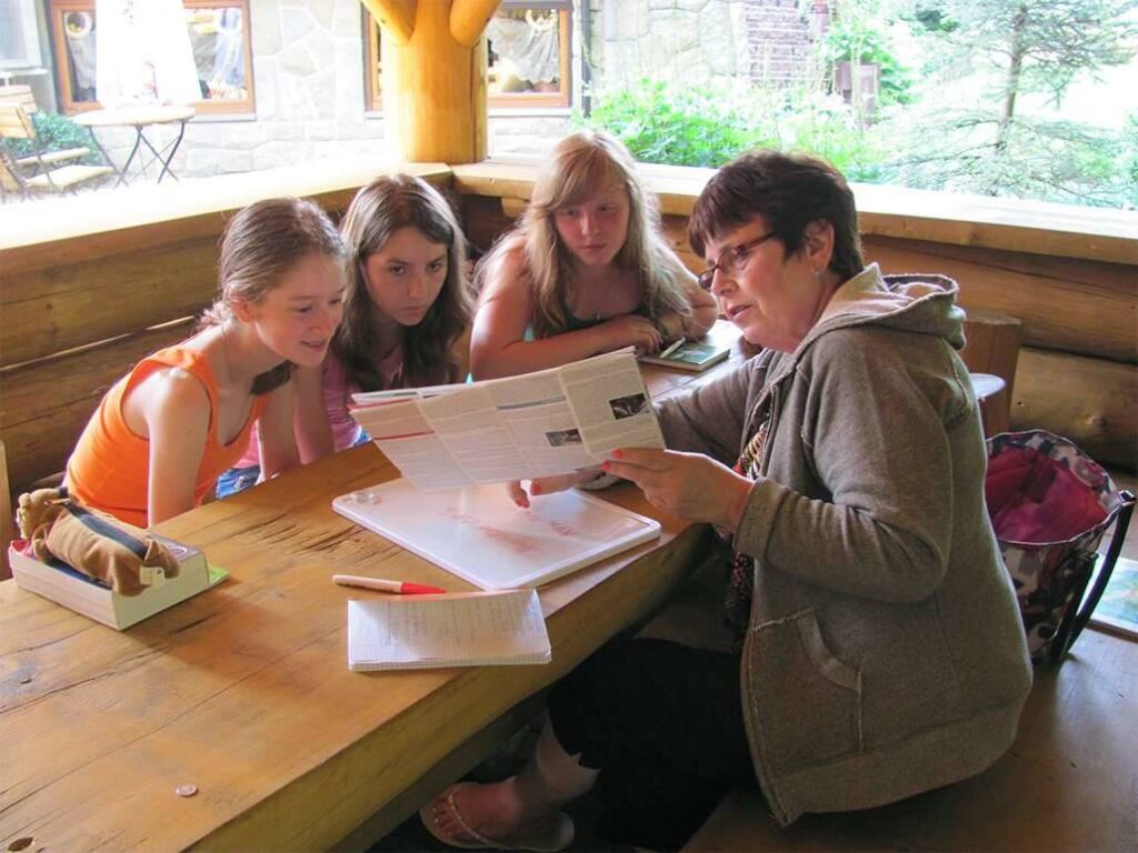 Professora mostra livro para estudantes em escola da Polônia: professores ganharam forte valorização