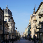A rua Piotrkowska é a maior da Polônia e uma das maiores ruas comerciais da Europa