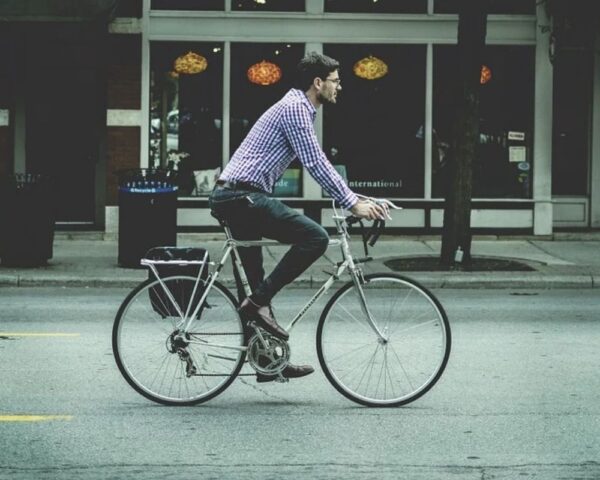 Homem anda de bicicleta: saiba quais são os hábitos na Polônia