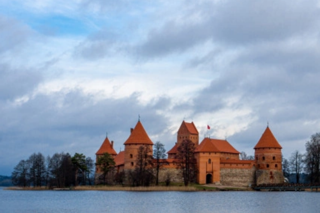 O castelo de Vilnius abriga um museu, com exposições históricas e artísticas