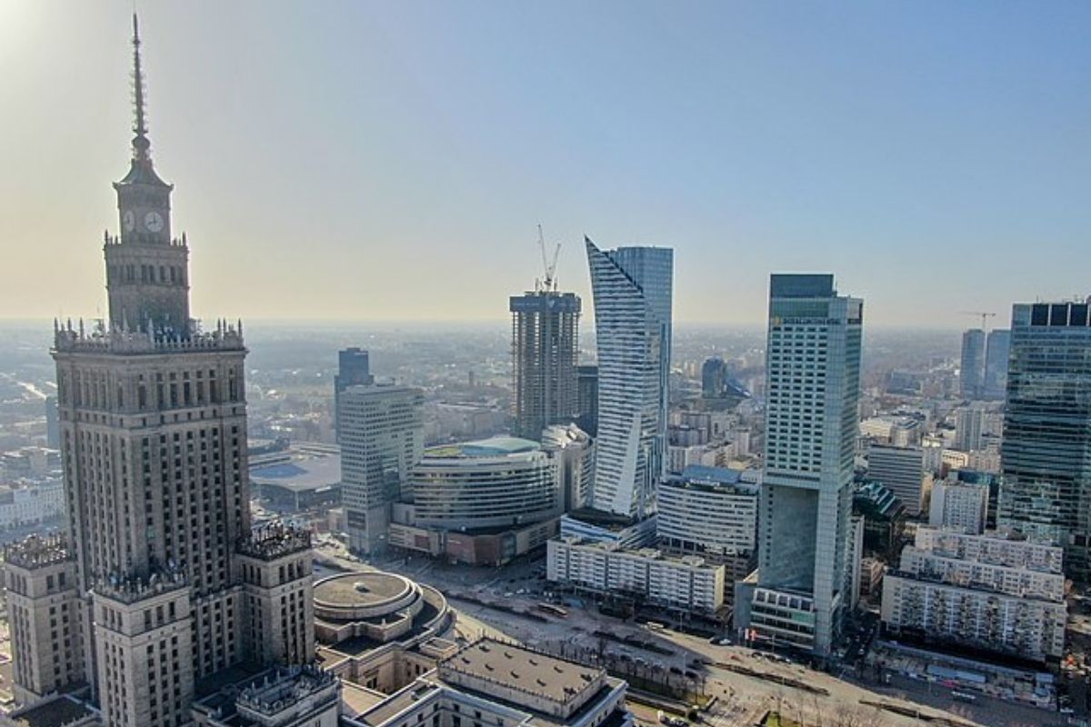 A capital da Polônia, Varsóvia, deve ser a primeira das cidades mais bonitas do país e teve que ser reconstruída por conta da segunda guerra mundial