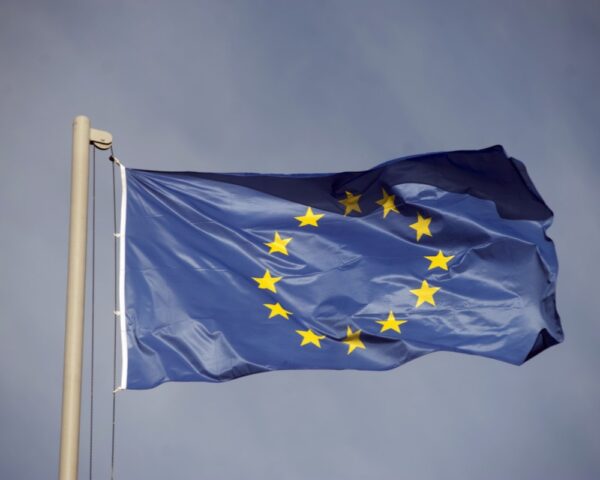 O Cartão Azul da União Europeia é uma licença que permite que estrangeiros trabalhem e vivam em países membros da União Europeia