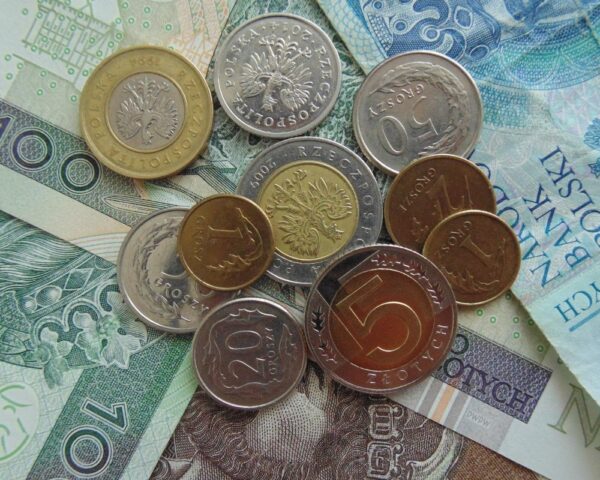 O zloty é a moeda oficial da Polônia e a mais forte que o real brasileiro