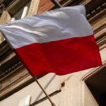 Na imagem destacada contem a bandeira da Polônia nas cores vermelha e branca