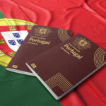 Na imagem destacada contem a bandeira do portugal e o passaporte português