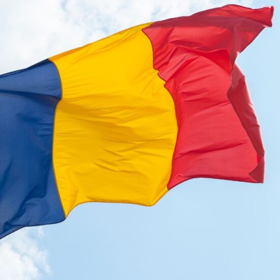 Na imagem destacada contem a bandeira da romenia