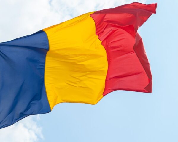 Na imagem destacada contem a bandeira da romenia